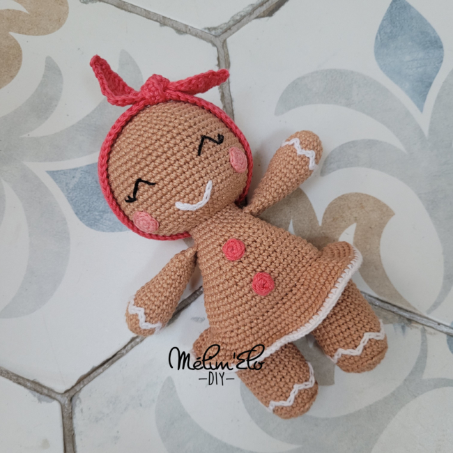 amigurumi poupée petite fille en pain d'épice au crochet