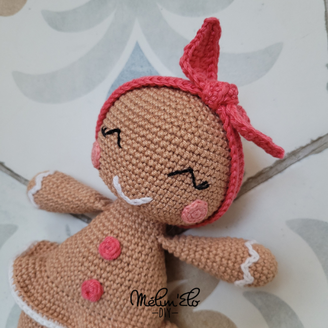 amigurumi brodé poupée fille en pain d'épice avec finitions brodées