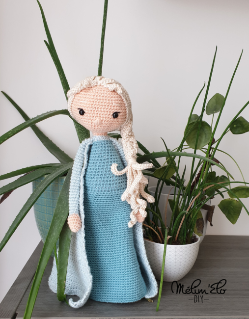 Poupée Reine des neiges au crochet